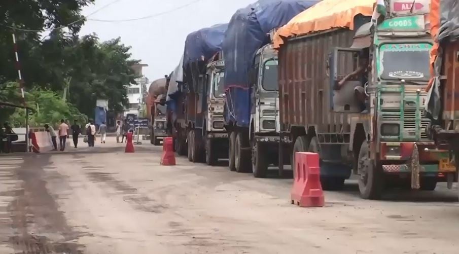 Export-import thru Bhomra Land port resumes