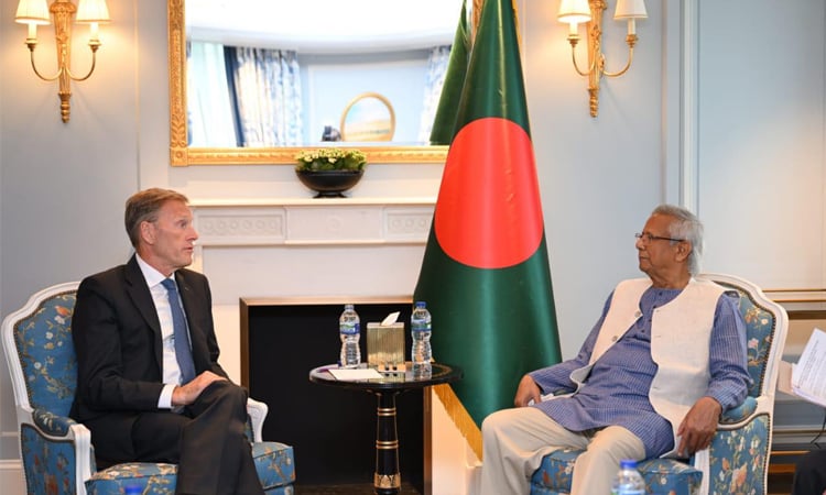 প্রধান উপদেষ্টার সঙ্গে এয়ারবাসের এক্সিকিউটিভ ভাইস প্রেসিডেন্টের সাক্ষাৎ